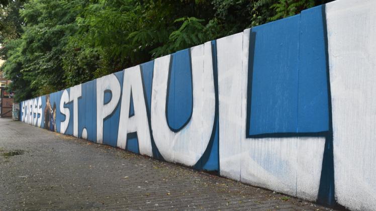 Seit kurzem in der Doberaner Straße zu finden: Das obligatorische Graffiti, welches die gegnerische Mannschaft aus Hamburg verunglimpft.