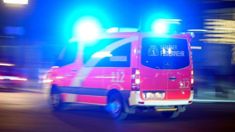 Ein Rettungswagen der Feuerwehr bei einer Einsatzfahrt mit Blaulicht. (Symbolbild, Themenbild) Berlin, 09.05.2022 *** An