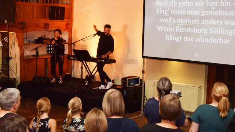 Sören Schröder und Lara Kriegesmann motivierten die Sängerinnen und Sänger zum lauten Mitsingen.