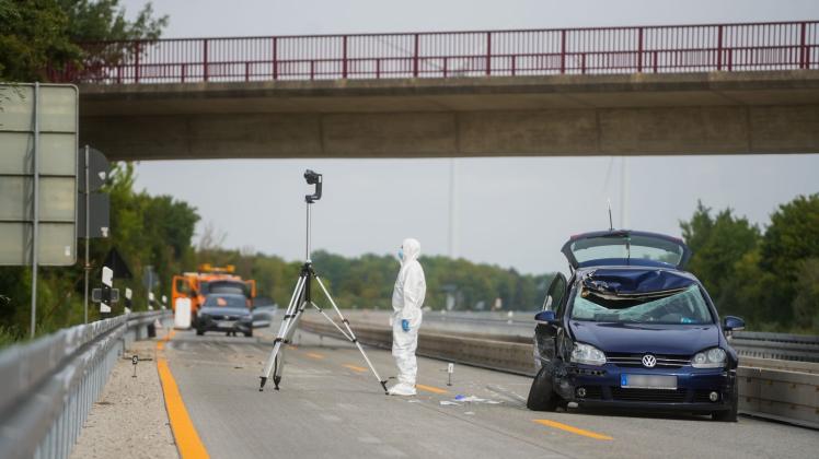 Unbekannte haben zwei Gullideckel auf die Autobahn A7 geworfen. Foto: Clemens Heidrich/dpa