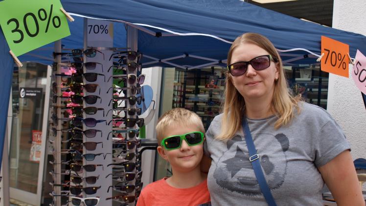 Bei Citi Optik Beckötter suchten Susan und Sohn Niklas neue Sonnenbrillenmodelle. 