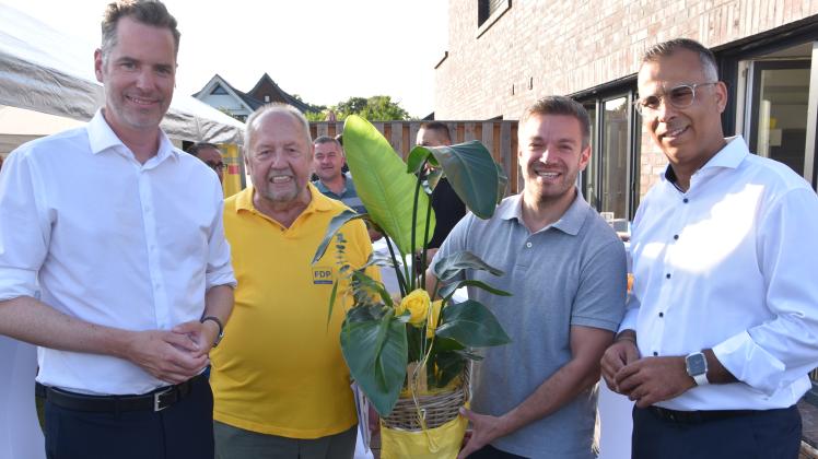 Deniz Kurku (3. v. l.) von der SPD kam mit einem Gastgeschenk zum FDP-Sommerfest. Christian Dürr (v. l.), Claus Hübscher und Murat Kalmis hat‘s gefreut.