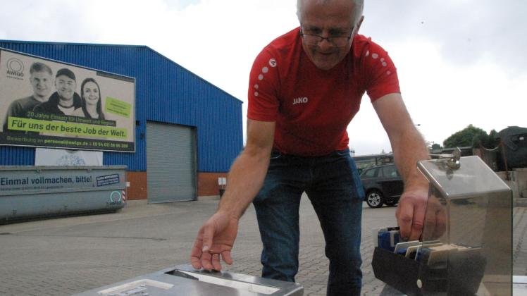 Unbgo Loose wirft Disketten in Spezialcontainer