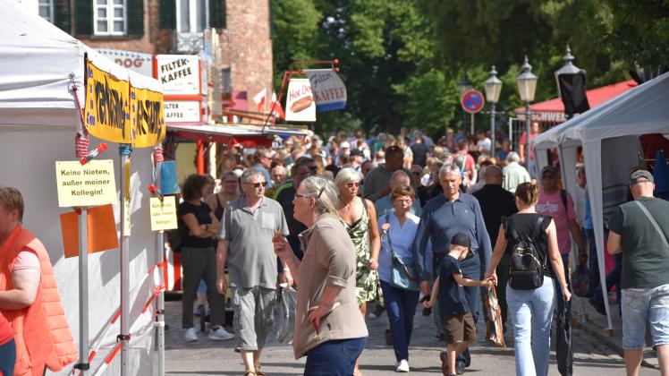 Zum Stadtfestsamstag mit Großflohmarkt war der Schlossplatz deutlich besser besucht als am Abend zuvor beim Kulturfest.