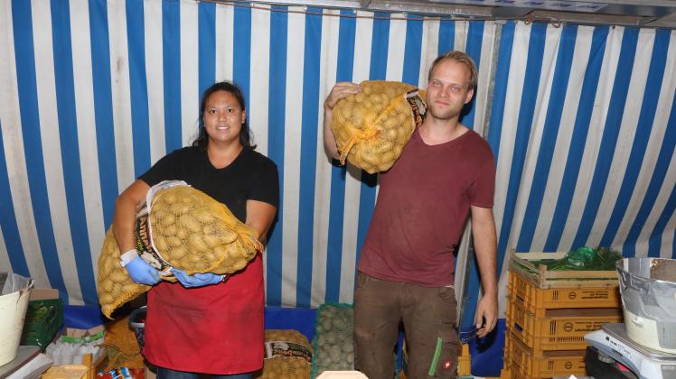 Franziska Dizou und Jan Mählmann vom Obsthof Mählmann schleppten Sonnabend rund 500 Kilogramm Kartoffeln. Gerade einmal 100 Kilogramm wurden verkauft.