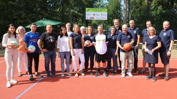Zahlreiche Unternehmen und Organisationen halfen, den Tartanplatz am Jugendtreff Komet in Pinneberg zu realisieren.