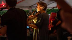 Ulli Buth von der Band „Wide Range“ überzeugte beim Spiel auf ihrer Fiddle, einem Instrument, das der Violine ähnlich ist und vorwiegend in der Folk-Musik zum Einsatz kommt.