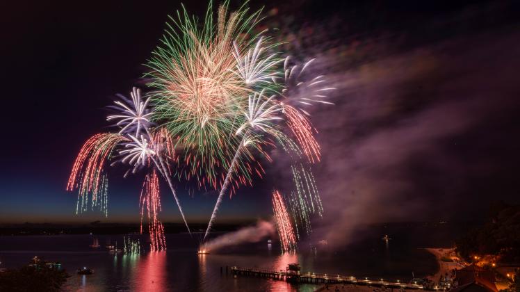 Glücksburger Strandmeile mit Yvonne Catterfeld und gigantischem Feuerwerk: Das sind die schönsten Bilder Strandmeile Glücksburg - Feuerwerk - 20.08.2022 - Foto Marcus Dewanger