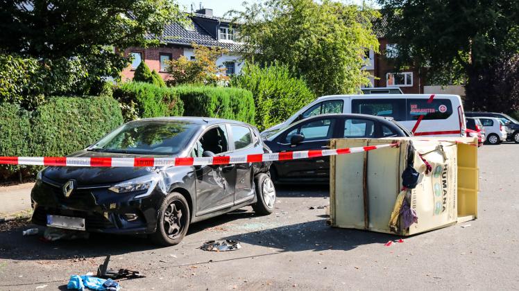 Eine wahre Spur der Verwüstung hat ein betrunkener Autofahrer in der Nacht in Schleswig hinterlassen.