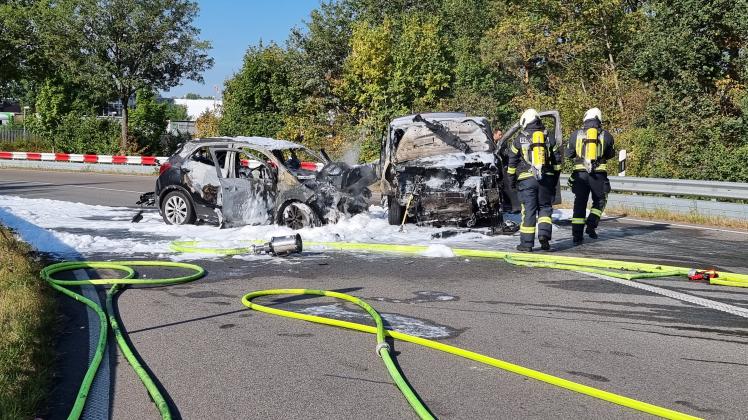 Nach einem Zusammenstoß auf der Bundesstraße 403 in Nordhorn sind am Sonntagmorgen zwei Fahrzeuge ausgebrannt. Nach ersten Angaben der Polizei gab es bei der Kollision mindestens einen Schwer- und zwei Leichtverletzte. Fahrer und Beifahrer aus dem Wagen, der den Unfall ausgelöst haben soll, flüchteten von der Unfallstelle.