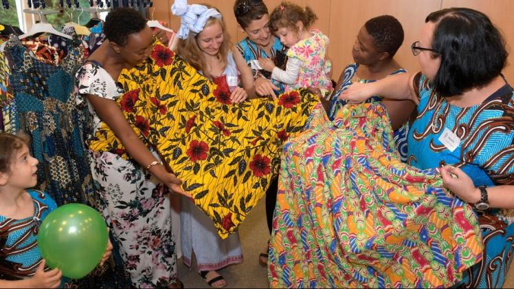 Farbenprächtige Mode wird beim Afrika-Fest am 10. September in Osnabrück gezeigt. Hier ein Archivfoto vom Afrikafest in Ahmsen.