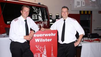 Leiten die Feuerwehr gemeinsam: Wehrführer Ralf Theede (r.) und sein Stellvertreter Jan Auhage. Jahresversammlung Feuerwehr Wilster 