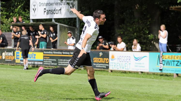 Felix Krüger genießt den Augenblick: Er hat eben das 2:0 für den TSV Pansdorf erzielt und freut sich über sein viertes Saisontor.