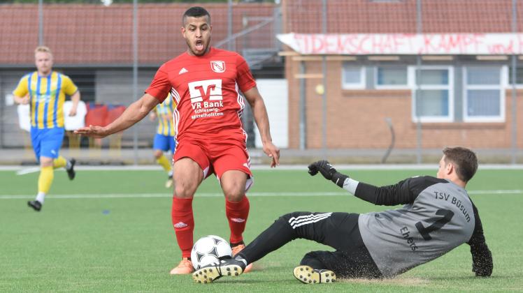 Nächster Versuch: Mohmad Qasem Husein (links, hier gegen Büsums Magnus Ehlers) vom Verbandsligisten FC Fockbek hofft am 10. September im Spiel beim TuS Nortorf auf die ersten Punkte.