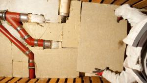 ARCHIV - Auch an der Kellerdecke können Dämmplatten befestigt werden. Die Rohre kann man übrigens auch dämmen - und das spart noch mehr Heizkosten. Foto: Klaus-Dietmar Gabbert/dpa-tmn/Archivbild
