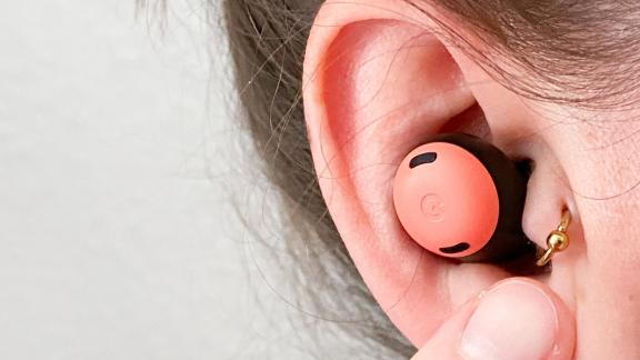 Passen gut in die meisten Ohren und sitzen dort auch fest: Googles Pixel Buds Pro kommen ohne Haltebügel aus. Foto: Till Simon Nagel/dpa-tmn Passen gut in die meisten Ohren und sitzen dort auch fest: Googles Pixel Buds Pro kommen ohne Haltebügel aus. Foto: Till Simon Nagel/dpa-tmn