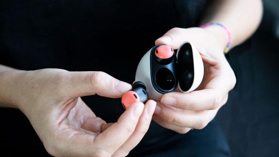 Kleine Knöpfe, lange Laufzeit. Rund 7 Stunden halten die Pixel Buds Pro mit eingeschalteter Geräuschunterdrückung. Foto: Laura Ludwig/dpa-tmn Kleine Knöpfe, lange Laufzeit. Rund 7 Stunden halten die Pixel Buds Pro mit eingeschalteter Geräuschunterdrückung. Foto: Laura Ludwig/dpa-tmn