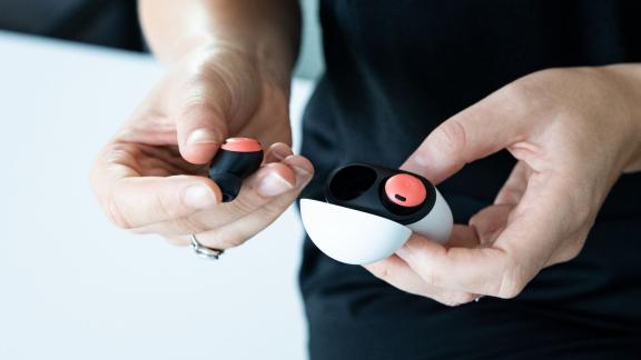 Raus aus der Kiste, Knopf drücken, schon sind die Pixel Buds Pro mit dem Android-Telefon verbunden. Foto: Laura Ludwig/dpa-tmn Raus aus der Kiste, Knopf drücken, schon sind die Pixel Buds Pro mit dem Android-Telefon verbunden. Foto: Laura Ludwig/dpa-tmn