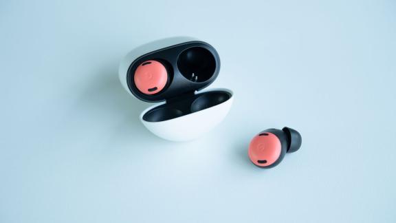 In der Box steckt Strom für drei Ladungen drin. Insgesamt kommt man mit den Pixel Buds Pro also gut 30 Stunden über die Runden. Foto: Laura Ludwig/dpa-tmn In der Box steckt Strom für drei Ladungen drin. Insgesamt kommt man mit den Pixel Buds Pro also gut 30 Stunden über die Runden. Foto: Laura Ludwig/dpa-tmn