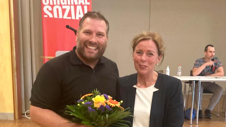 Die scheidende Kreisvorsitzende Karin Müller gratuliert Dr. Daniel Trepsdorf zu seiner Wahl zum Kreisvorsitzenden. 