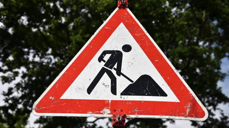 Verkehrsschild Baustelle *** Traffic sign construction site