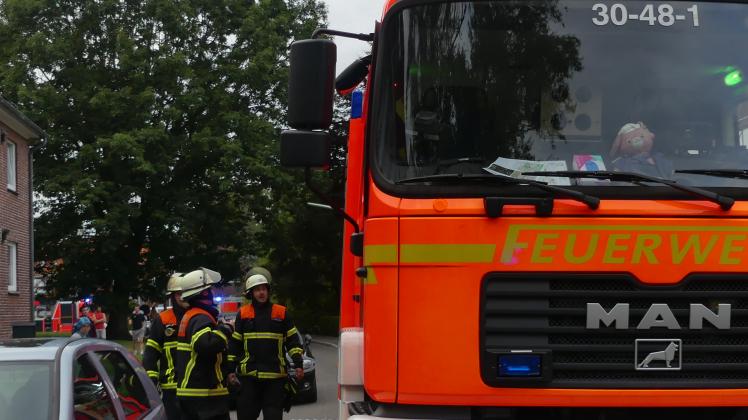 Die Feuerwehr hat den Einsatzort in Halstenbek an einen Baumpflegebetrieb übergeben.
