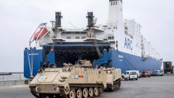 300 amerikanske panserkoeretoejer og materiel ankommer med skibet ARC Endurance til Esbjerg, onsdag den 6. april 2022. A