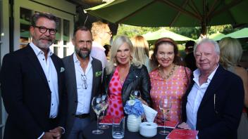 Dr. Gerd Hauck (v. r.), Annegret Krug, Susanne Korden, Thole Rotermund, Karsten Holzmann nahmen am Gala-Dinner und der Charity-Auktion im Benen-Diken Hof in Keitum teil.