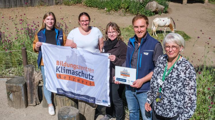 Stolze Gesichter: Solveig Ziemer, Deborah Rosenfeld, Kathrin Otterbeck-Meyer, Dr. Tim Schikora und Astrid Haberlandt (v.l.) zeigen die Plakette, die den Schweriner Zoo als Mitglied des Klima-Netzwerks ausweist.
