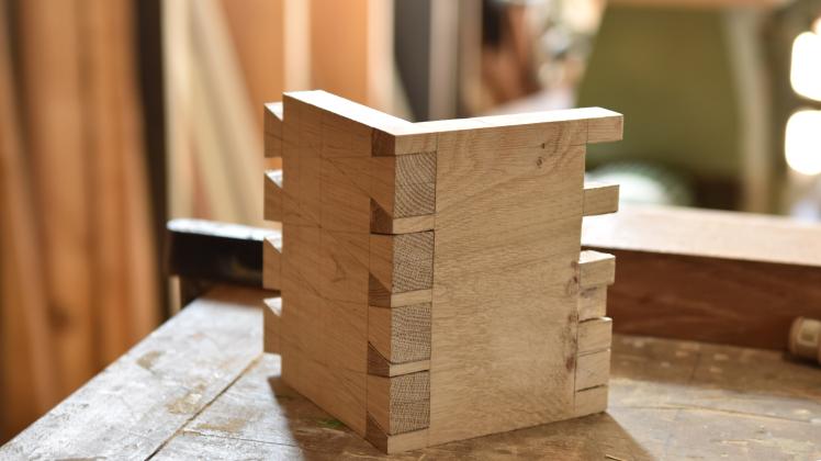 So sieht eine fertige Verbindung zweier Holzstücke aus. Diese herzustellen, übt Lea Schwarte momentan in ihrer Ausbildung.