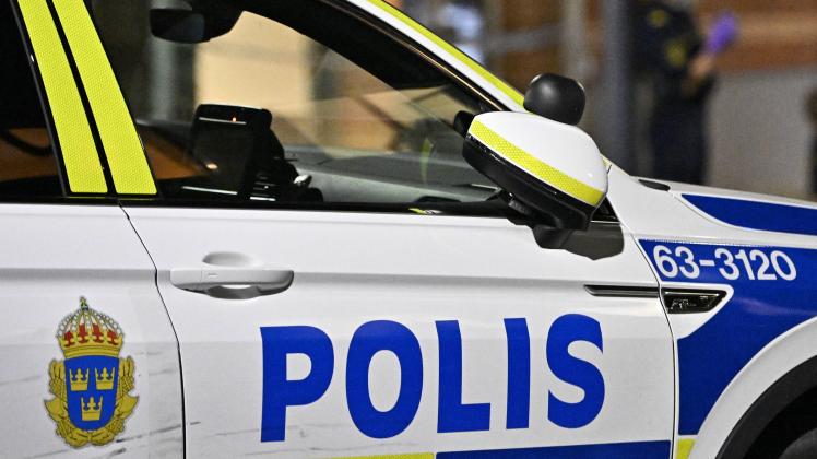LANDSKRONA, SVERIGE 20220812 Polisens kriminaltekniker arbetar pa fredagskvällen innanför avspärrningarna pa Östergatan.