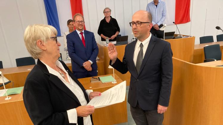 Stadtpräsidentin Anna-Katharina Schättiger nahm die Vereidigung von Stadtrat Carsten Hillgruber vor.