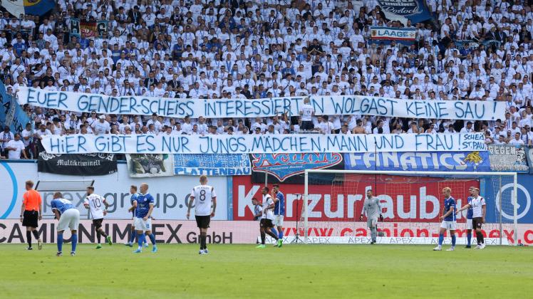Heimsieg mit fadem Beigeschmack: Gegen St. Pauli zeigten Fans des FC Hansa Spruchbänder, von denen sich der Verein darauf distanzierte.