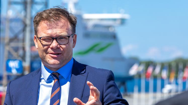 Ost-Beauftragter der Bundesregierung besucht Seehafen Rostock