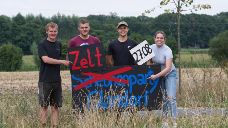 Der KLJB-Vorstand zeigt, wo es am Wocheende langgeht.