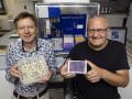 Prof. Dr. Klaus Mummenhoff (links) und Softwareentwickler und Diplom-Biologe Jens Varnskühler vom Start-up Seedalive bestimmt am 26.07.2022 im Fachbereich Biologie/Chemie der Universität Osnabrück mittels KI-basierter Auswertung die Keimfähigkeit von Pflanzensamen. Foto: David Ebener ***Stichworte*** Wirtschaftszeitung, #Wirtschaftszeitung, Wirtschaft, WIR, Biotechnologie, Biotechnologieunternehmen, Seedalive, Keimfähigkeitsschnelltest für Pflanzensamen, Agrar, Start-up-Accelerator, Keimen, Keimfähigkeit, Keimfähigkeitsschnelltest, Labor, Landwirtschaft, Saat, Saatgut, Aussaat, Qualität, Samen, Farbe, Farbumschlag, dam-archiv