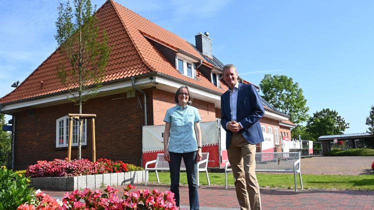 Bürgermeister Ralf Wessel und Wirtschaftsförderin Christa Linnemann vor dem alten Bahnhof