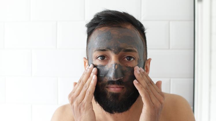 Auch Männer können Gesichtsmaske nutzen und ihre Haut pflegen. 