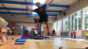 Hat gemeinsam mit den Kindern im Sommercamp der Ballschule Spaß an Bewegung: Stefan Wessels.