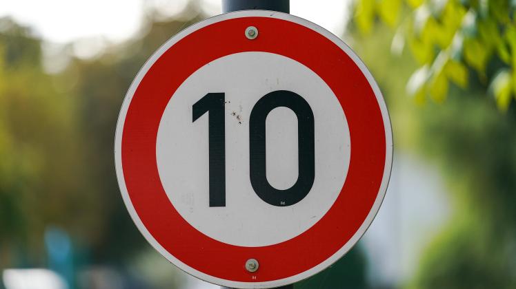 Auf dem Vereinsgelände des TSV Mannheim Hockey weist ein Straßenschild auf die erlaubte Höchstgeschwindigkeit von 10 km/