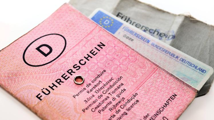 Alte und aktuelle deutsche Führerscheine *** Old and current German driving licences