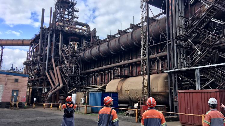 Die Direktreduktionsanlage des Stahlwerks Arcelor Mittal im Hamburger Hafen. Bisher wird hier Erdgas eingesetzt, um dem Eisenerz bei 1000 Grad Celsius Sauerstoff zu entziehen. KÃ¼nftig soll Wasserstoff diese Rolle Ã¼bernehmen.