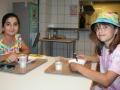 Eine Szene aus der Arche Berlin-Hellersdorf. Elisa (links) und Emilia schmeckt es. 
