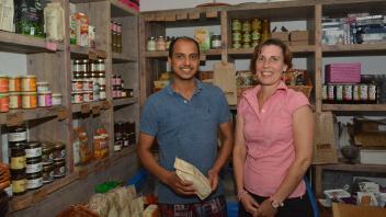 Leah Rädisch mit ihrem Mitarbeiter Mohammed Mohammed in ihrem Hofladen in Goltoft, Ausgangspunkt für ihre unternehmerische Tätigkeit. 