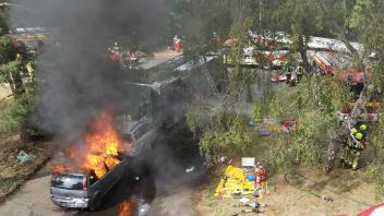 Pyroeffekte und brennendes Fahrzeug bei Übung in Geesthacht