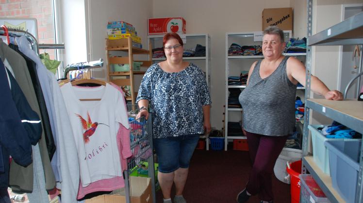 Janine Eckel (l.) und Rositha Völskow im Umsonstladen Karstädt, die seit etwa zwei Monaten mit weniger Kundschaft und Spenden zu kämpfen haben. 