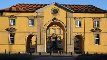 Die Universität Osnabrück sitzt seit 1974 im ehemaligen Fürstbischöflichen Schloss am Ledenhof. Juli 2022