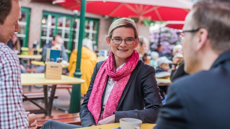 CDU-Kandidatin Lara Evers sucht im Rahmen des Wahlkampfes das Gespräch mit den Menschen im Wahlkreis Meppen. 