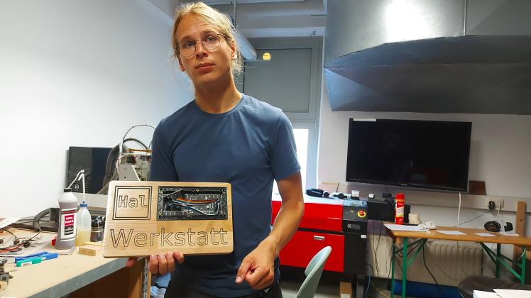 Hacken ist viel mehr als die Arbeit am Computer: Auch die kreative Verarbeitung von Holz kann als Hacken angesehen werden, erklärt Hacklabor-Mitglied Josef Claus. 