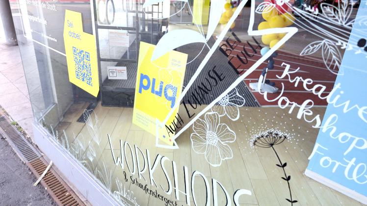 In den Schaufenstern der ehemaligen Sportarena am Neumarkt in Osnabrück machen Künstler und Geschäftsleute Werbung für sich. Ab Oktober sollen dort Pop-up Stores und Ateliers einziehen.